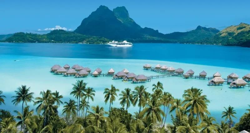 Isole della Società: la laguna e i bungalow sull'acqua