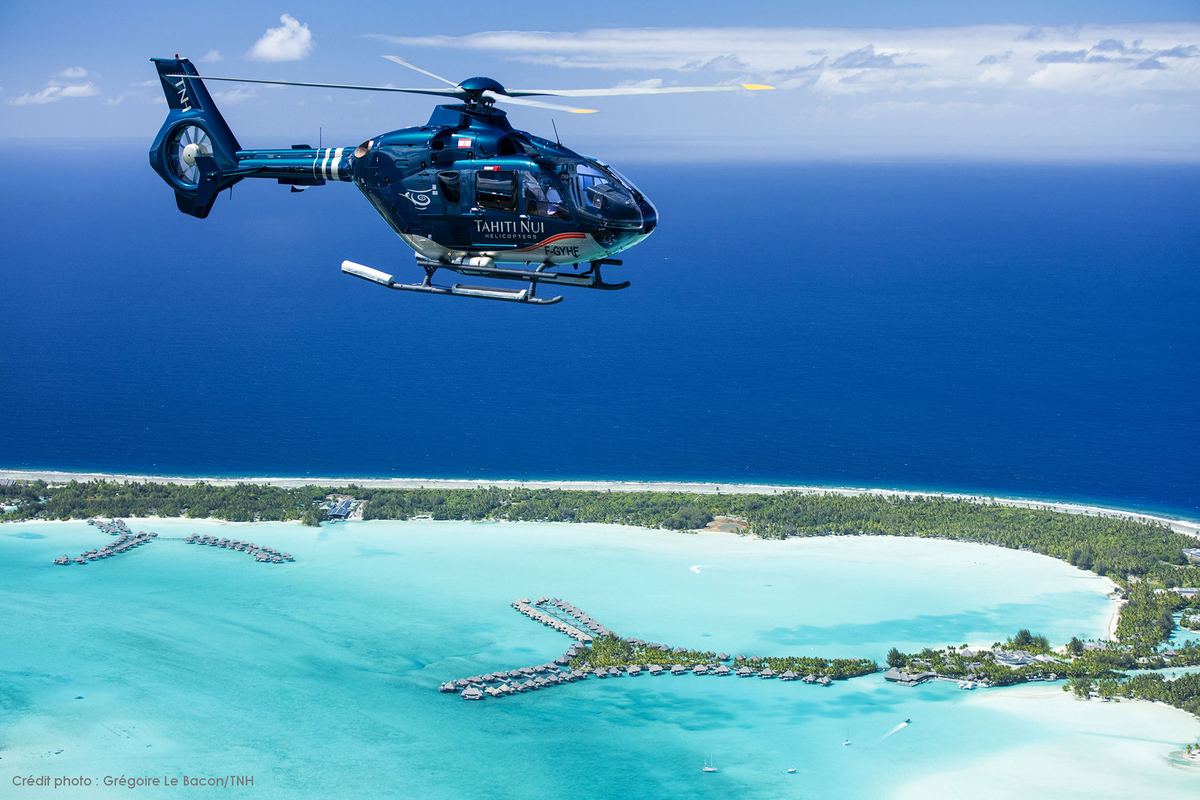 In volo sopra l'anello di corallo di Bora Bora