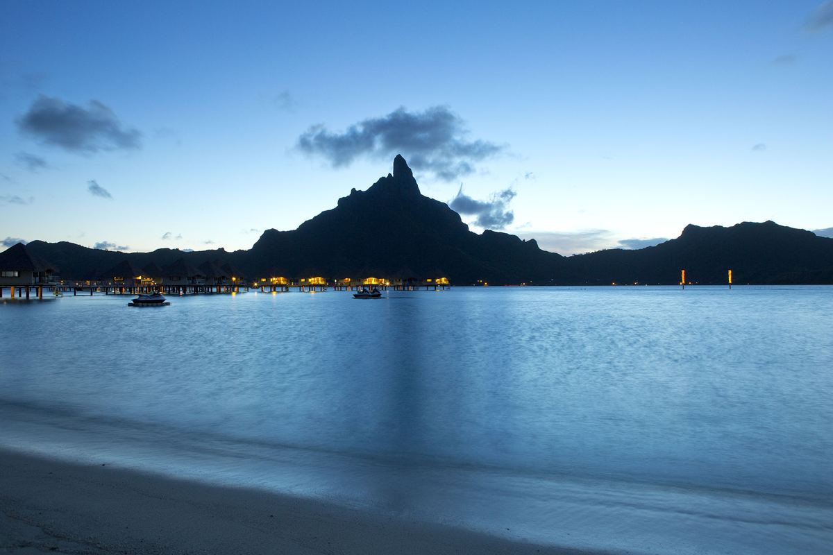 Bora Bora al crepuscolo, quando la laguna diventa uno specchio