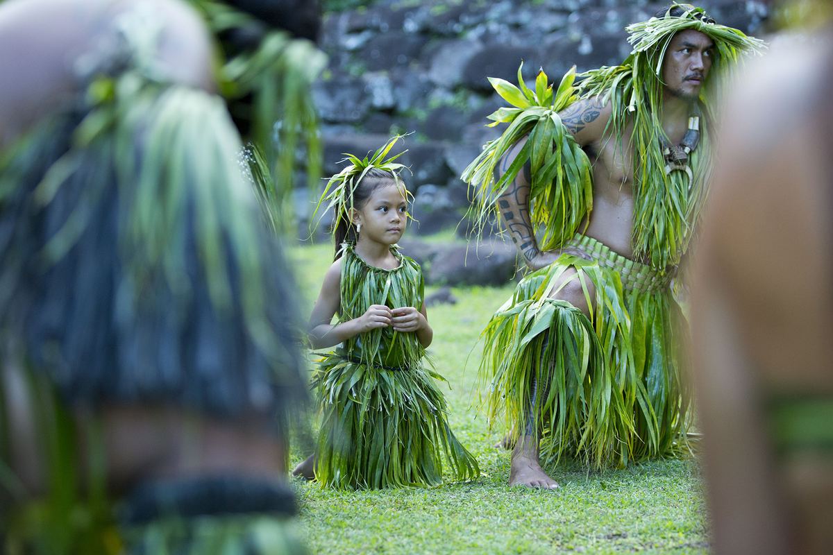 Danzatori in costume: la Polinesia che si racconta da sé