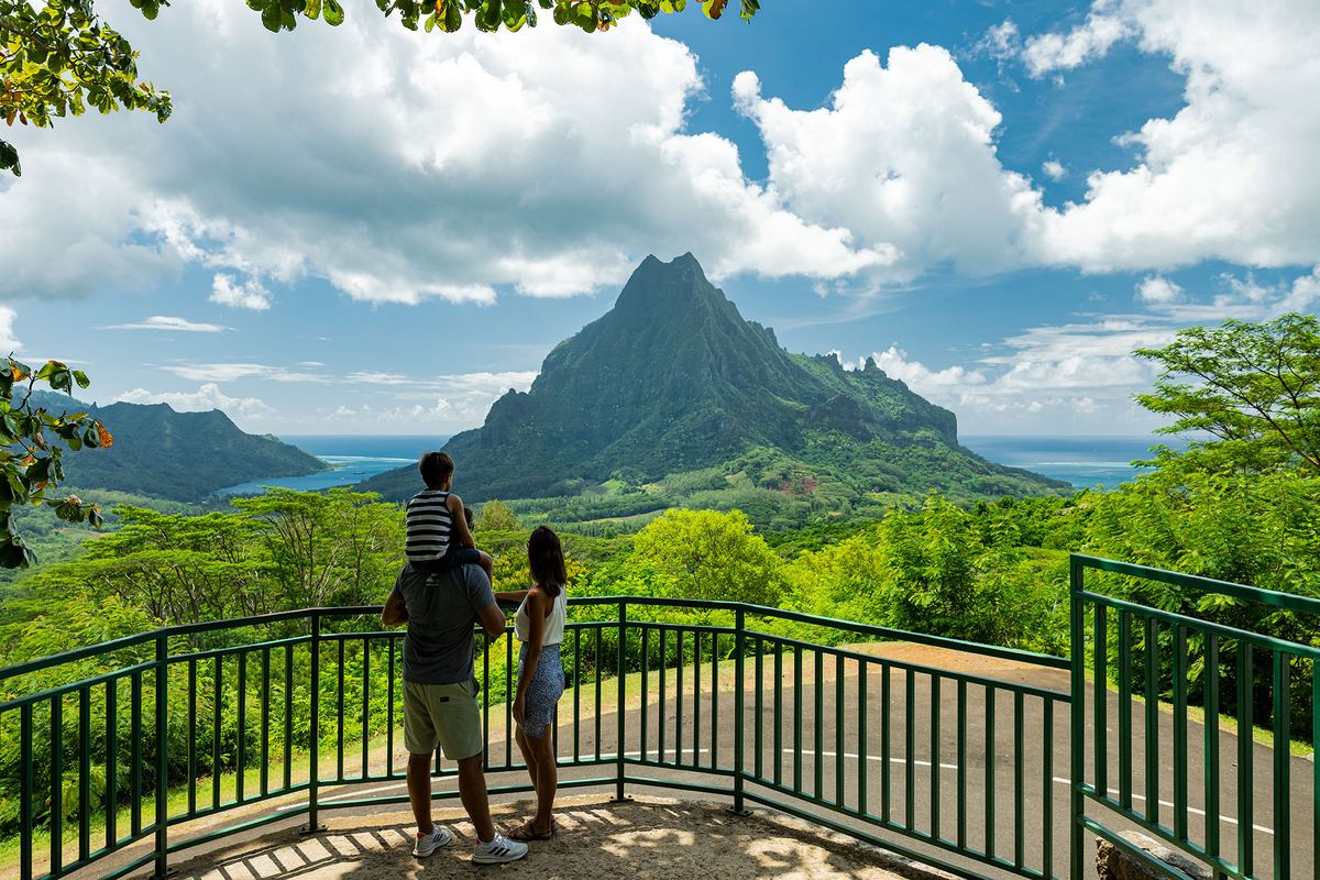 Dal belvedere di Moorea, le vette sopra la baia